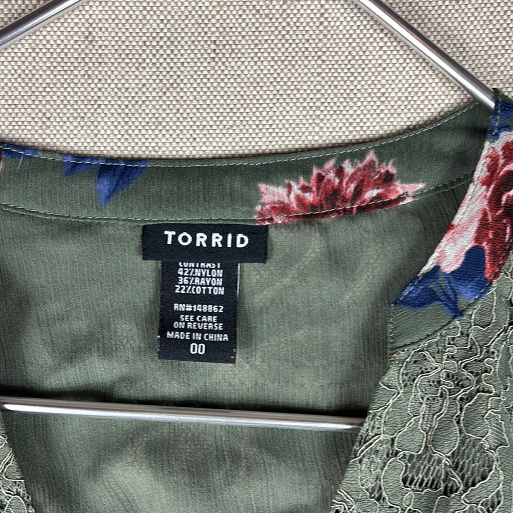 Torrid > Green Floral Sheer Lace Trim Blouse 00 - Picture 3 of 9